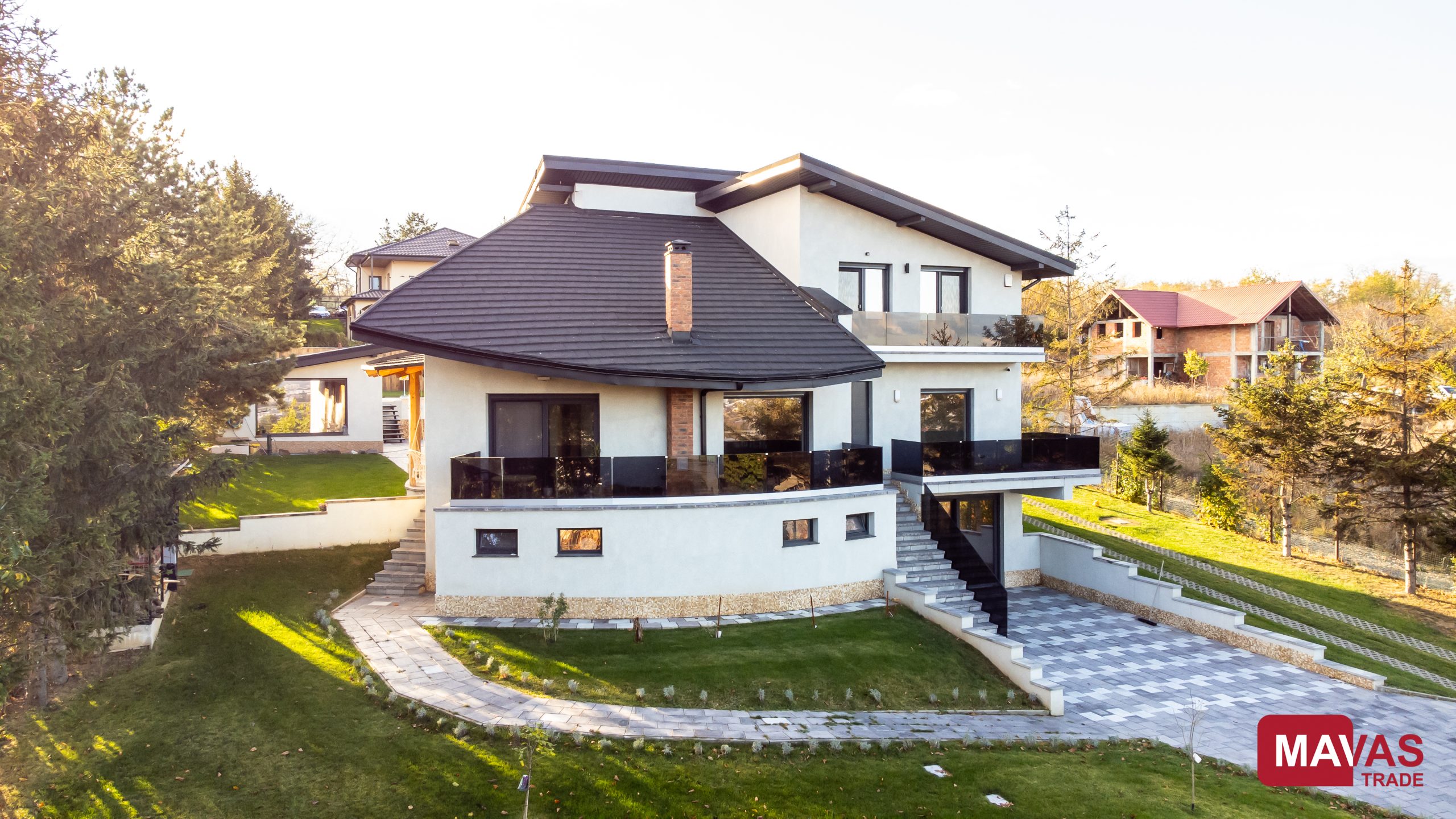 Vedere aeriană locuință cu ferestre și uși Salamander BluEvolution montate