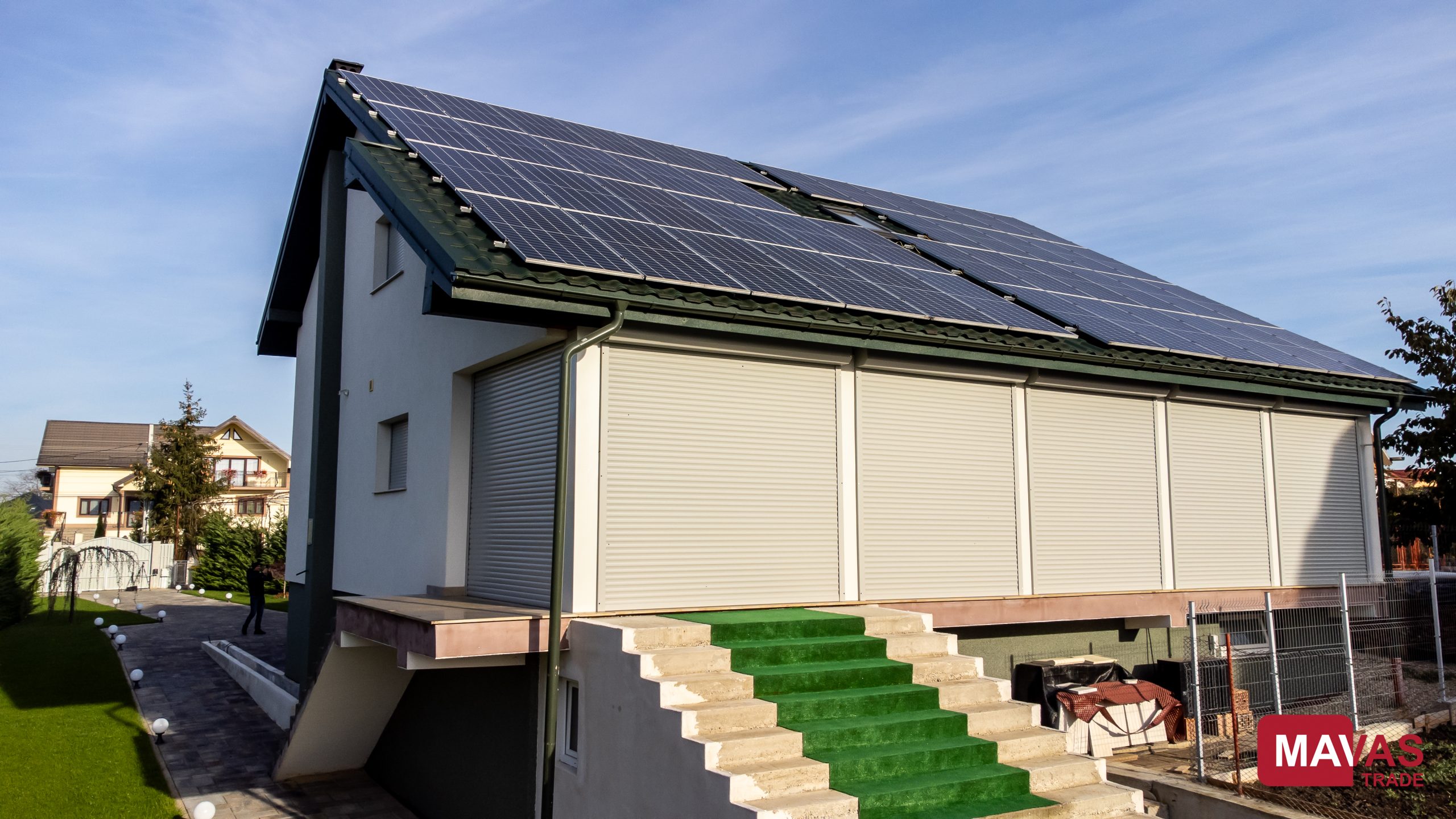 Proiect rezidențial Bacău – vedere exterioară cu uși de intrare aluminiu