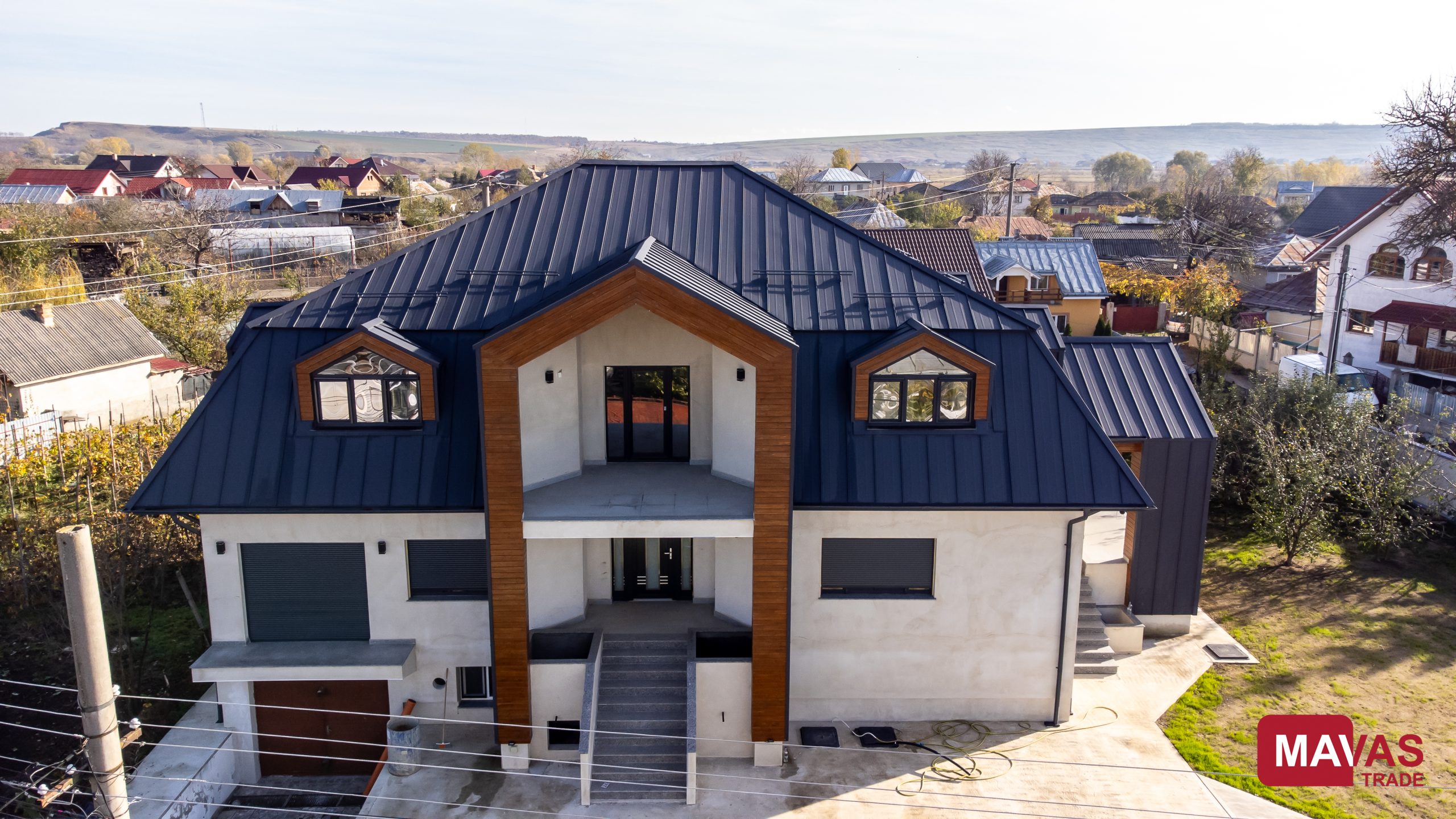 Proiect rezidențial – perspectivă aeriană cu ferestre antracit și rulouri Somfy