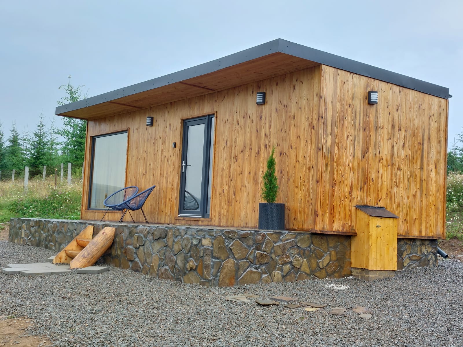 Container modular cu ferestre și uși PVC montate – proiect Mavas Trade