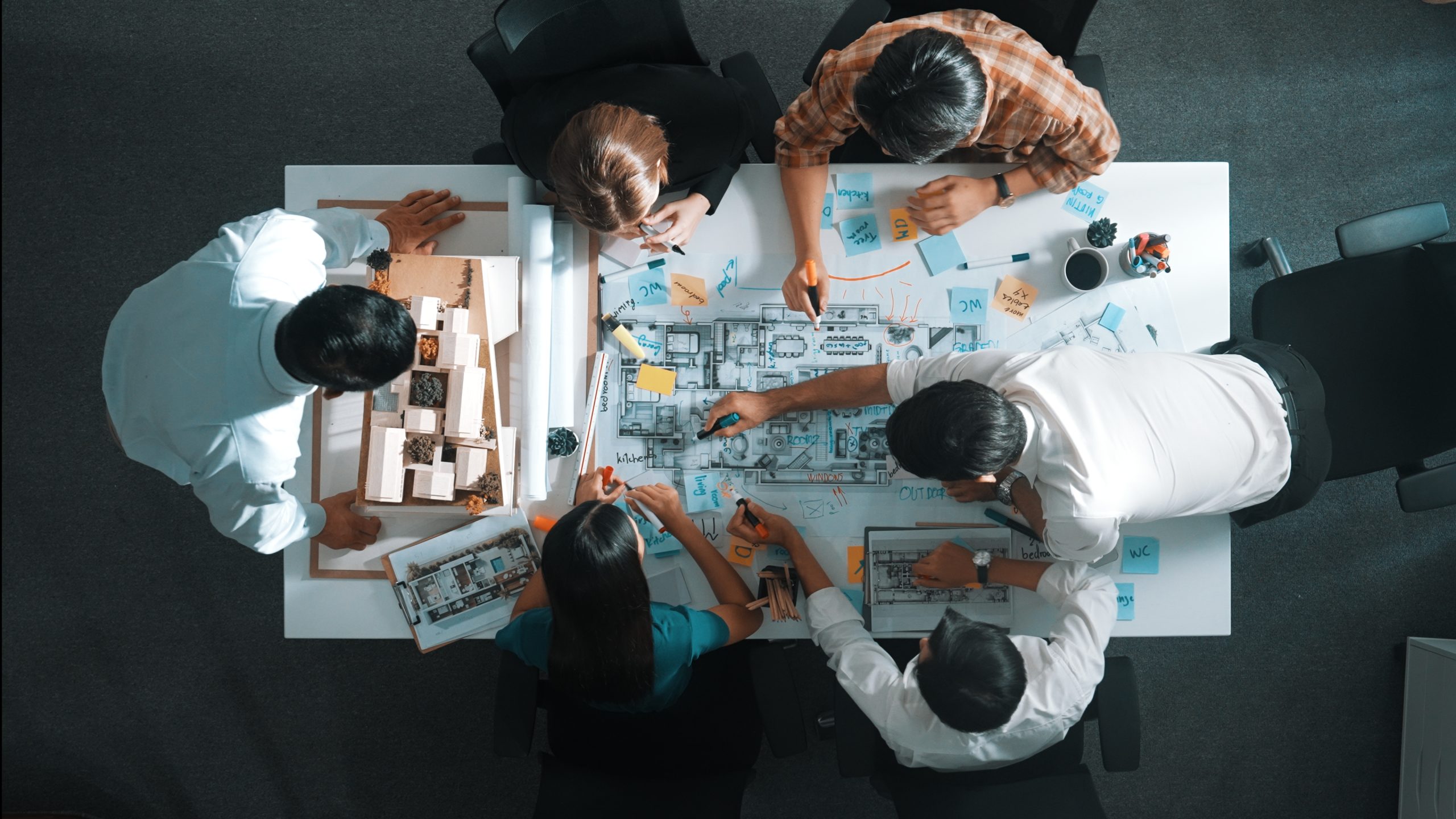 Specialist Mavas Trade analizând planuri de proiect pentru tâmplărie PVC